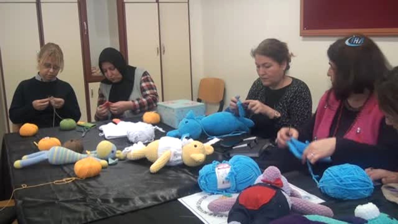 Kütahyalı Kadınlardan Örnek Bir Proje- Kursiyer ve Öğretmenler, 'Bir Tığ, Bir Yün ile Sevgini...