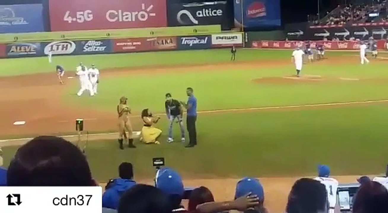 Mujer le pide matrimonio a su novio.