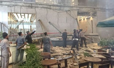 Petugas Damkar Pindahkan Material Lantai BEI Ambrol