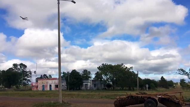 Aviones sobrevolando en la concentración de productores rurales