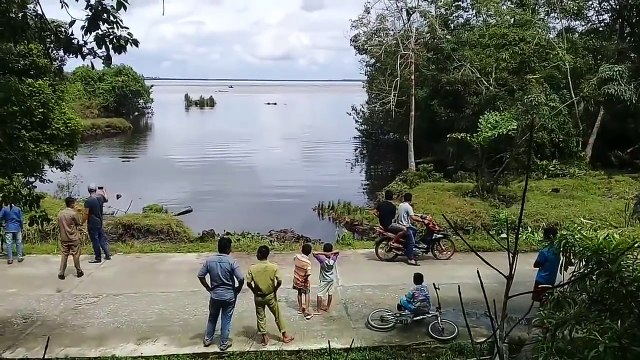 Des passants ne s’attendaient pas à ce que le tsunami soit si fort en Indonésie