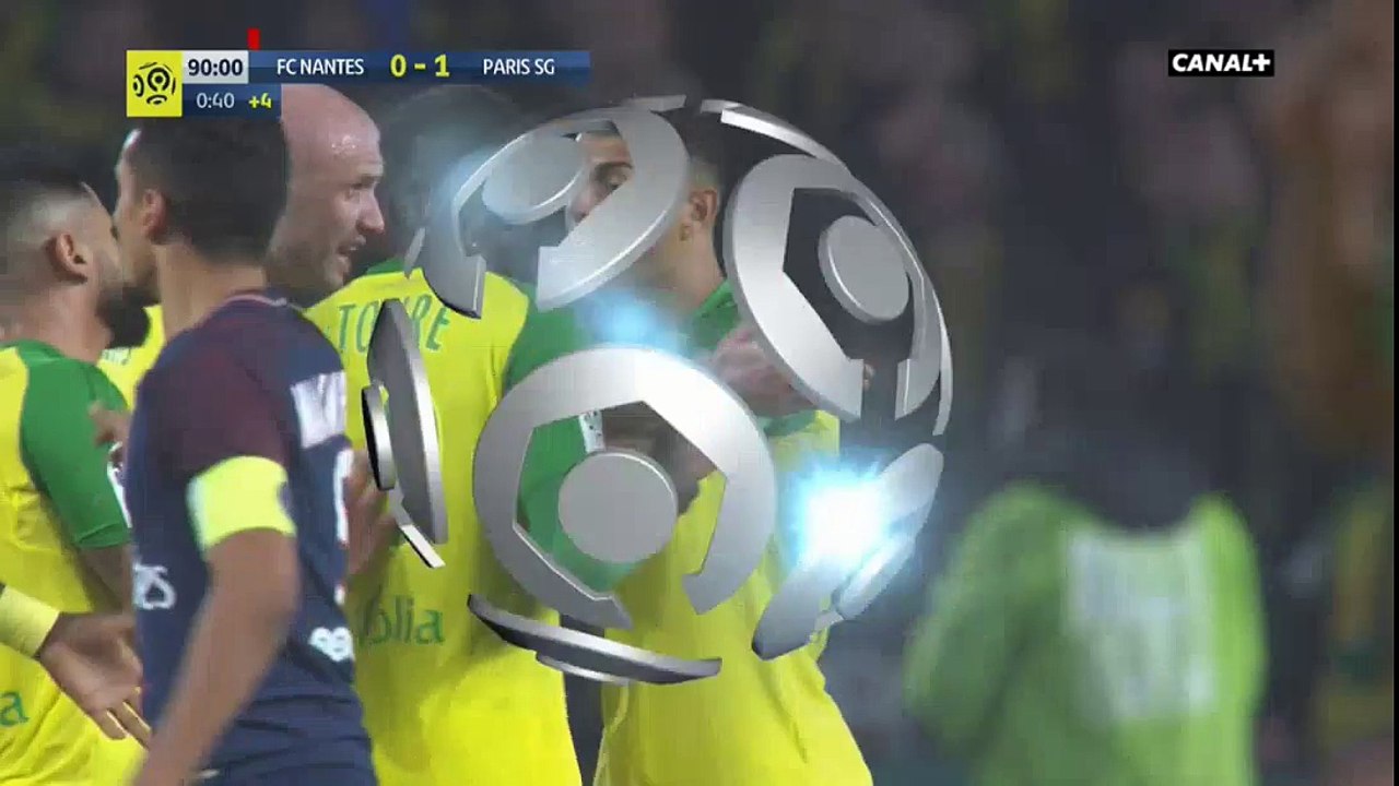 Larbitre Tony Chapron tente de tacler un joueur