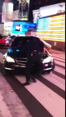 Le conducteur d'une Mercedes AMG renverse un policier (Times Square)