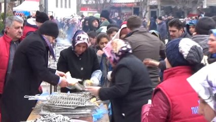 Trabzonlular 1 Ton Ücretsiz Hamsi Dağıttı
