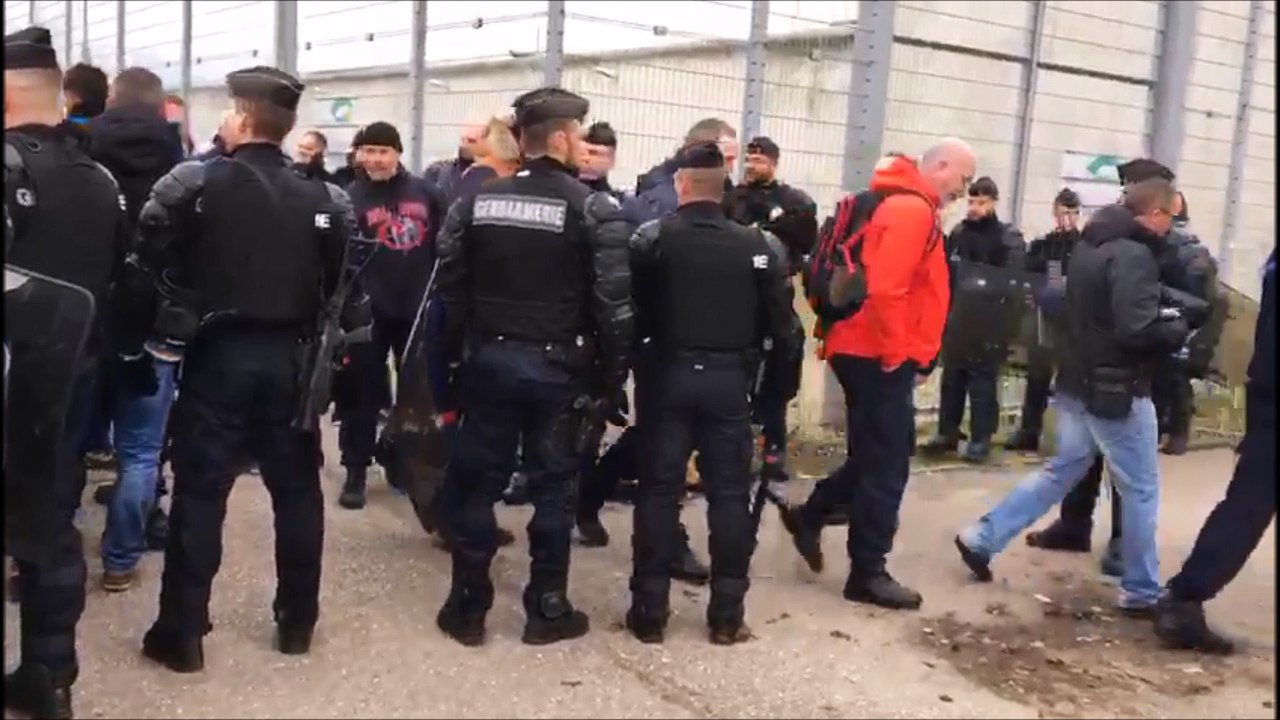 Les forces de l'ordre débloquent l'accès au centre pénitentiaire de Nancy-Maxéville