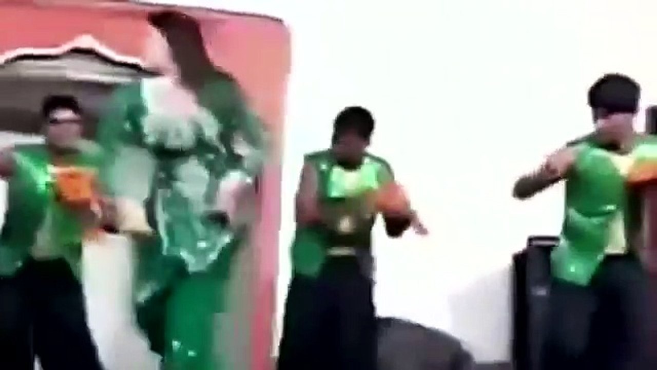 ڈانس کرتے ہوئے اسٹیج اداکارہ کی شلوار اتر گئی ، پھر کیا ہوا ویڈیو میں دیکھیں