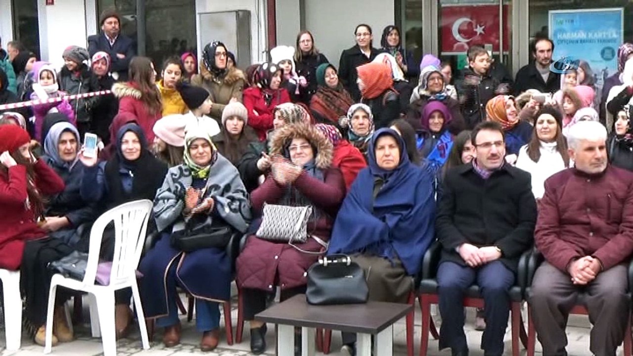 Trabzonlular 1 ton ücretsiz hamsi dağıttı