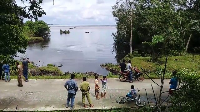Indonésie : Un mini Tsunami très fort surprend les gens qui attendent son arrivé !