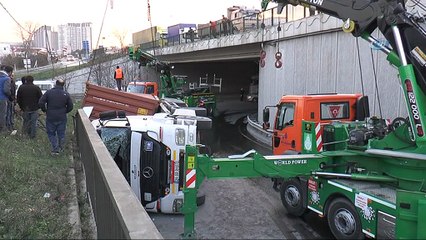 Virajı alamayan tır yan yatarak devrildi