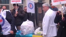 Sivas Döner Tezgahlı 'Döner Sermaye' Eyleminde İçi Boş Pide Dağıttılar