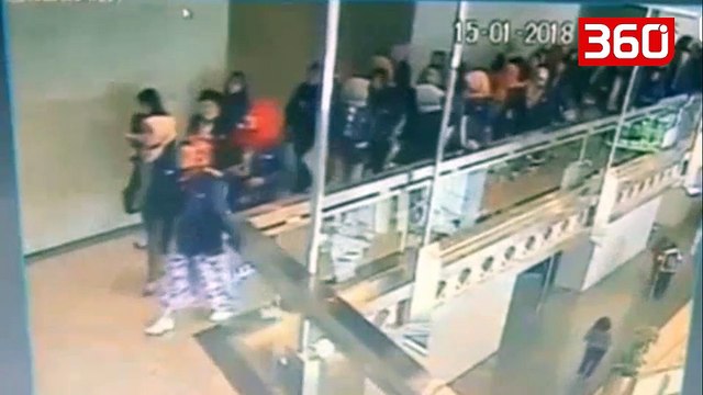 Pamje të frikshme, shembet ballkoni i qendrës tregtare (360video)