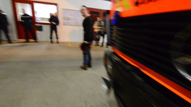 Les pompiers de Hesbaye chantent un joyeux anniversaire à Justin.