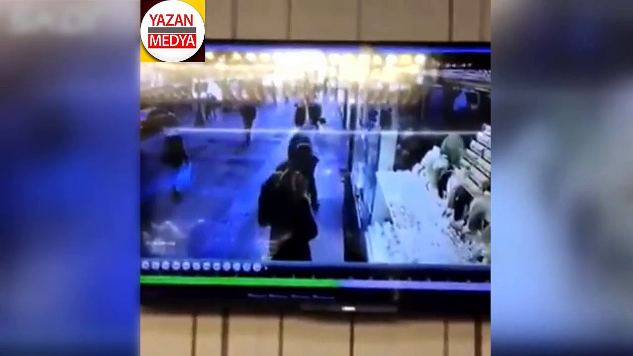 Havaya tekme atan adam