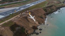 Un Boeing 737 termine son atterrissage au bord d'une falaise