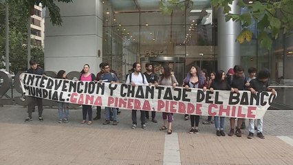 Comunistas protestan contra "intervencionismo político" del Banco Mundial en Chile