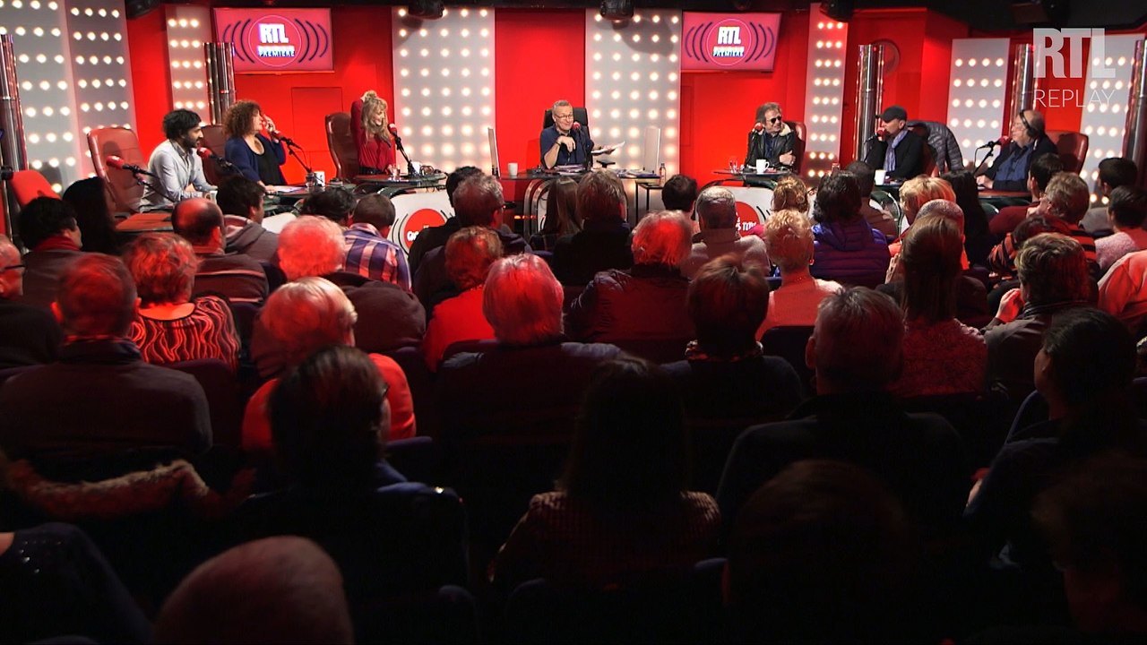 Philippe Manœuvre regarde la télé en charentaises