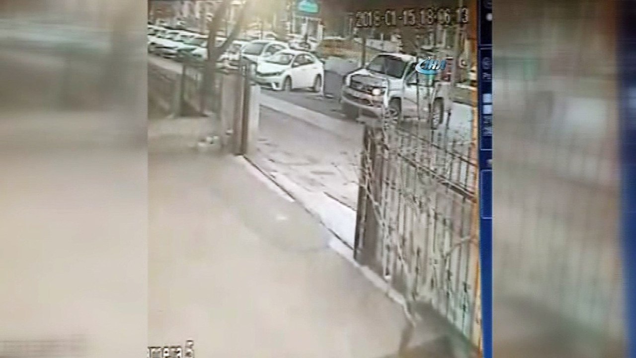 Aracını park ederken silahlı saldırıya uğradı... Saldırı anı kameraya yansıdı