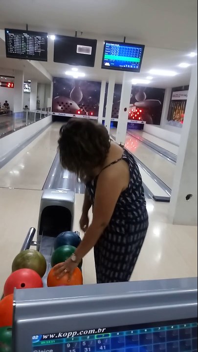Moyennement douée, une femme se trompe de cible au bowling !
