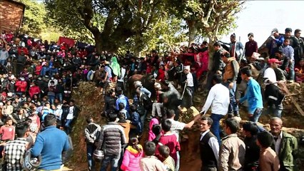 الآلاف يتابعون مصارعة الثيران في قرية تاراكا النائية في النيبال