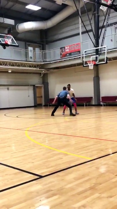 Un policier mets une raclée à un jeune sur un terrain de basket 