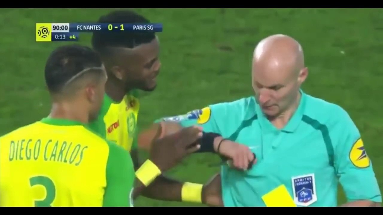 L’arbitre de football Tony Chapron tacle un joueur et lui met un carton rouge !