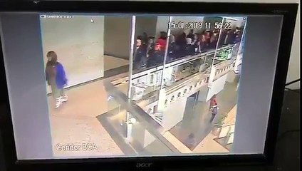 Скачать видео: Desabamento na Bolsa da Indonésia deixa dezenas de pessoas feridas