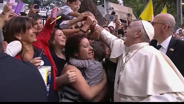 Tens of thousands welcome Pope Francis to Chile