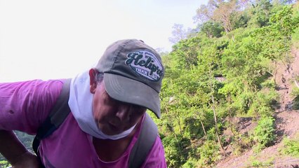 Mujeres vencen tabú machista y brillan en minas de esmeraldas