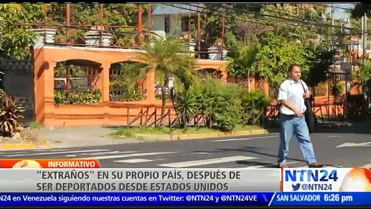 Cientos de salvadoreños deportados de EE. UU. dicen sentirse como extraños en su propio país