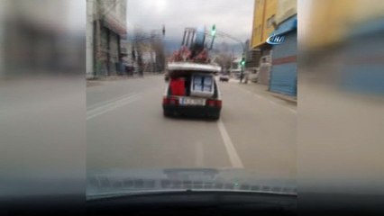 Evini aracında taşıdı...Eşyalarını yüklediği otomobili ile tehlike yolculuk kamerada