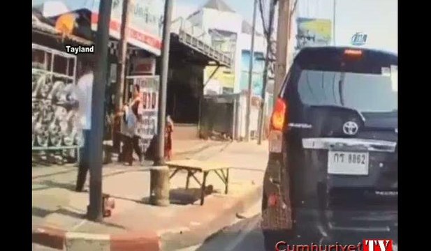 İnsanlık dışı görüntüler! Yolda yürüyen çocuk dehşeti yaşadı