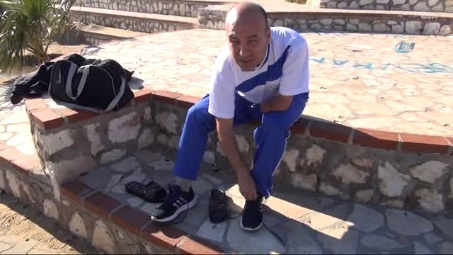 Engelli Genç Şampiyonaya Havuz Olmayınca Denizde Hazırlanıyor