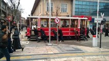 Düzce'de Bozulan Nostaljik Tramvayı, Vatandaşlar El Birliğiyle İtti