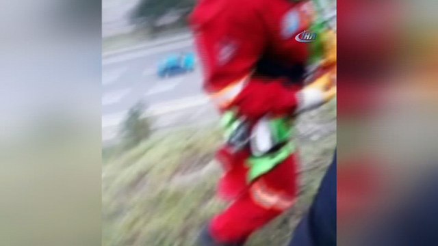 İtfaiye, uçurumda mahsur kalan keçiyi komando gibi halatla sarkarak kurtardı