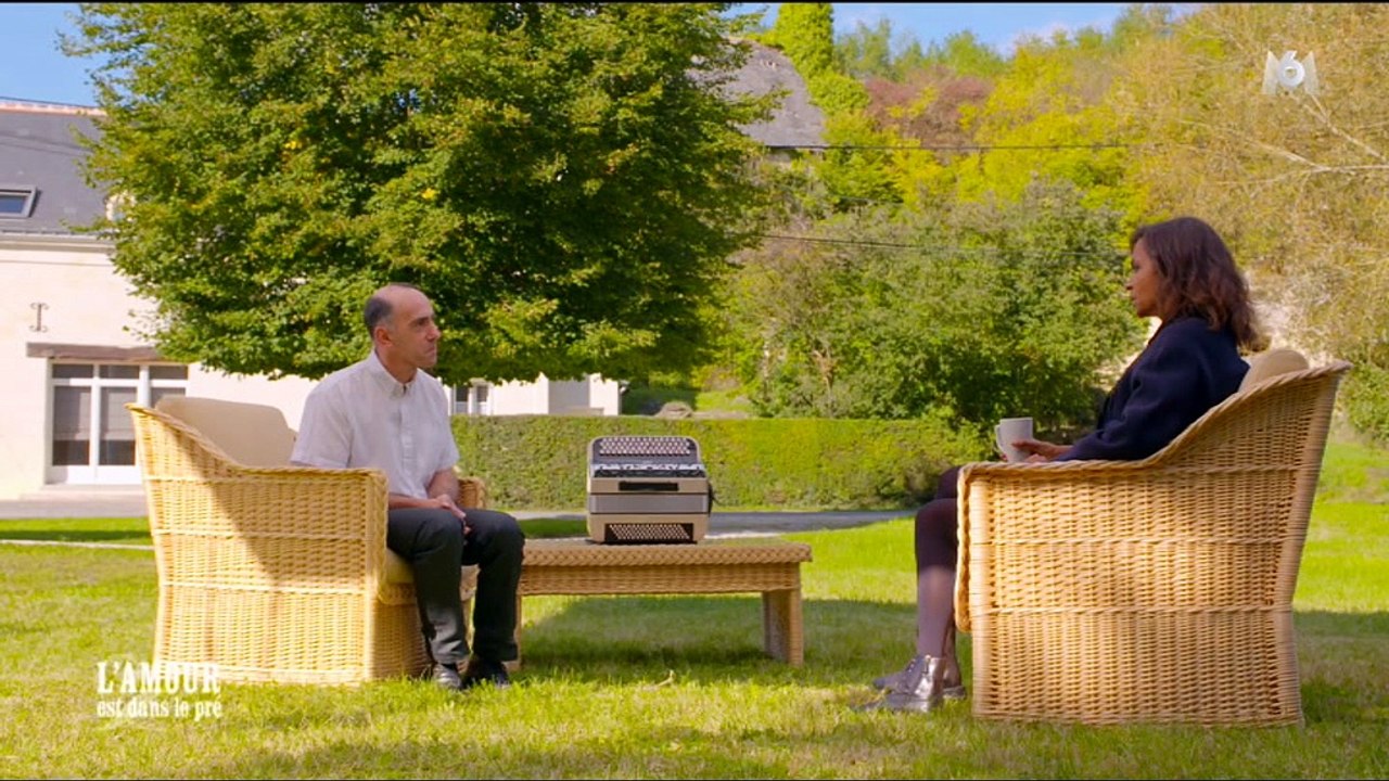 Un agriculteur de "L'amour est dans le pré" en larmes devant Karine Le Marchand sur M6
