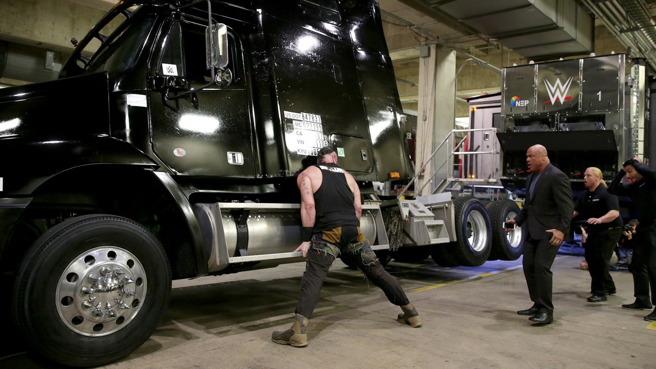 Braun Strowman demolishes a TV production truck WWE MONDAY NIGHT RAW 15 /01 /2018 FULL HIGHLIGHT