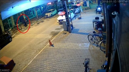 Yolda bulduğu çantayla kayıplara karışan şahıs kamerada