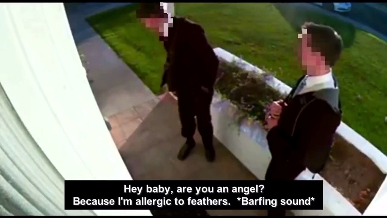 Blagues de Mormons devant la porte d'une maison avant de sonner.. Douteux !