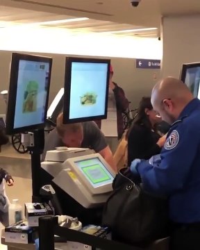 Arrêté à l'aéroport pour un jouet dans sa valise... grosse blague de ses potes !