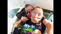 Lors d'un saut en parachute une fille perd son dentier  !