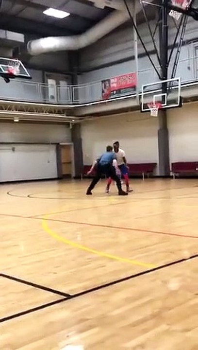 Un policier ridiculise un jeune homme au basket devant tout ses amis  !
