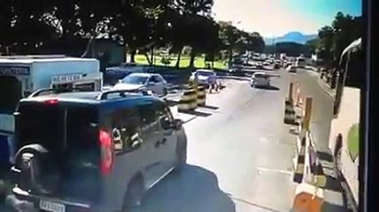 Un piéton se fait percuter par un cycliste de plein fouet