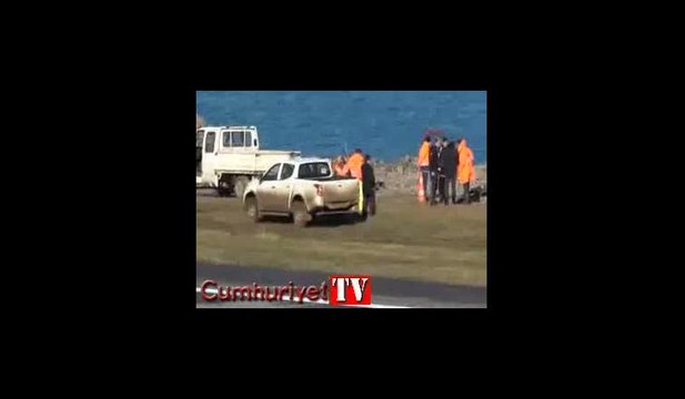 Trabzon'da pistten çıkan uçak 1.5 metre daha denize kaydı