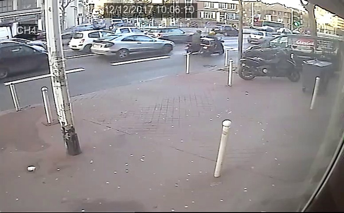France: Une dépanneuse perd une voiture en pleine circulation