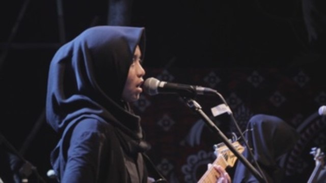 Adolescentes musulmanas rompen estereotipos con una banda de heavy metal en indonesia