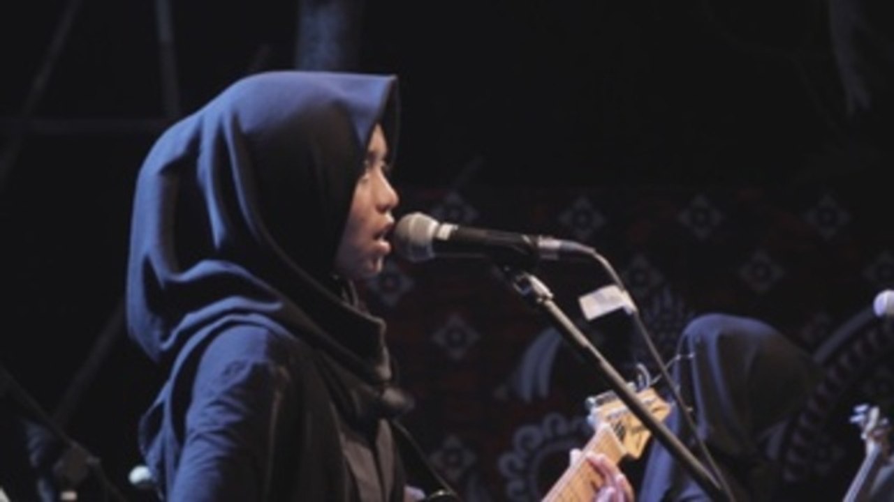 Adolescentes musulmanas rompen estereotipos con una banda de "heavy metal" en indonesia