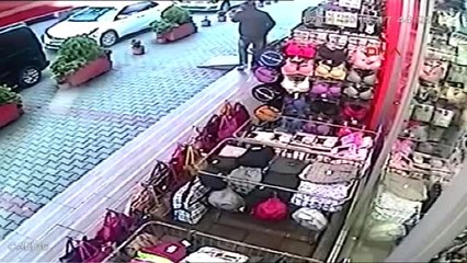 Sakarya Mağazadan Para Çalma Anı Kameralara Yansıdı