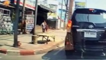 - Tayland’da Bir Adam Küçük Çocuğa Tekme Attı