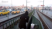 Galata Köprüsünde tramvay rayları arasında balık avı