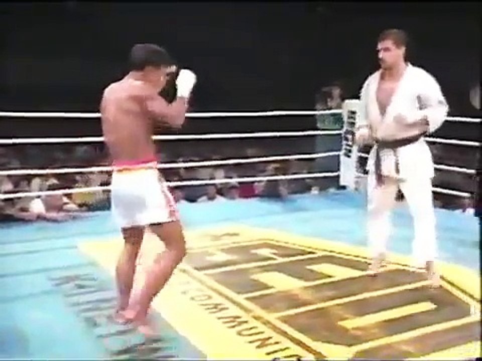 Muay Thai vs Karate (360p)